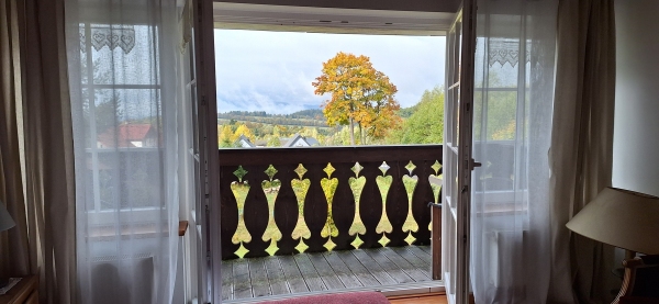 Pokój z balkonem przy otwartych drzwiach 